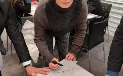 Anja Kling signiert auf dem Messestand Biberna Produkte