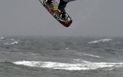 Stefan Permien, 23 Jahre, aus Kiel, beim Handlepass,
Kitesurf Trophy, in Warnemünde, 17.-19.07.09, c:reemedia